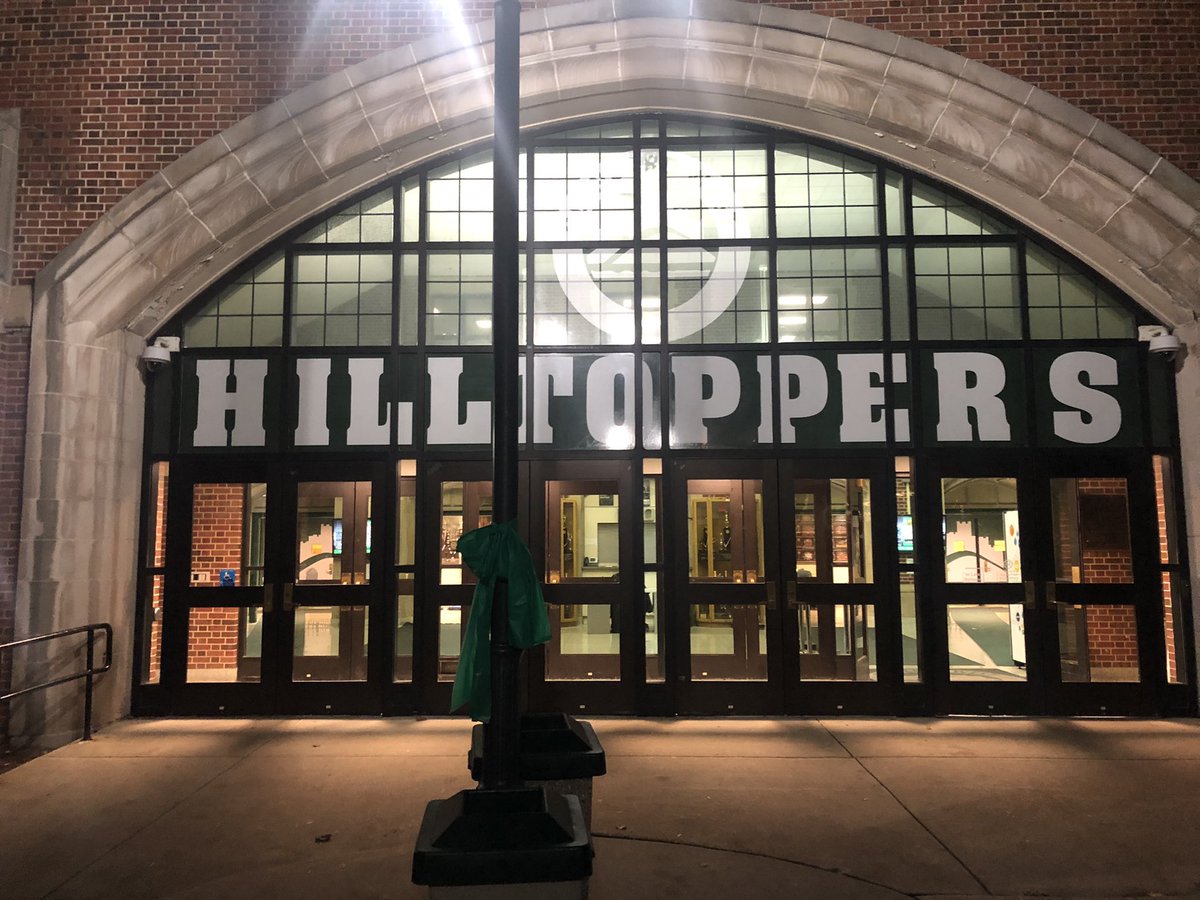 michaelsobrien's tweet photo. This might be the most electric gym in the state this season. https://t.co/sWQWfbxZwn