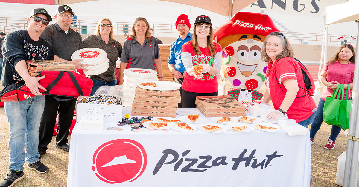 FriendsofPCH's tweet photo. Stop by @pizzahut from now until Dec. 10 and get rewarded when you donate to @phxchildrens!

🥖 Donate $3 = Get a coupon for free breadsticks 
🍕 Donate $10 = Get a coupon for a free medium 1-topping pizza

Find a #PizzaHut near you at https://t.co/i4ZCVE0FlO 

#PCHIgniteHope https://t.co/FY762JRngt