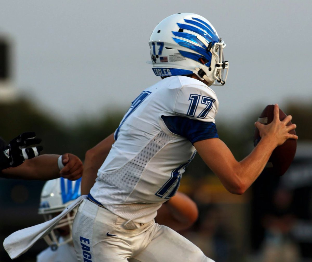 PCnowisthetime's tweet photo. Finishing up the Week 12 @VistaSportMedPT Athlete of the Week finalists with @sam_peterson17 of @Lindale_FB‼️

Talk about doing anything to advance in the playoffs!

19-24 passing, 266 yds, 3 TD’s; 11 carries, 128 yards, 2 TD’s; 1 catch for 28 yards😤

#PCAOW #PCtrained https://t.co/6ZLmz9oUqT