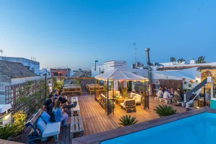 BudJetHolidays's tweet photo. 🛩 Today’s Destination 🛩 

Sevilla 🇪🇸  (20.11-23.11)

Get There? 🧳 

Gla - Edi 🚆 ScotRail  £25 r.t.
Edi - Sev ✈️ easyJet   £20 r.t.

Stay Where? 🏨 

Oasis Backpacker Palace 🎒🕌 £28 2-nights

Total BudJet: £73 💸

For Sevilla background, food and attractions - link in bio 📲 https://t.co/jb1s5MpHUg