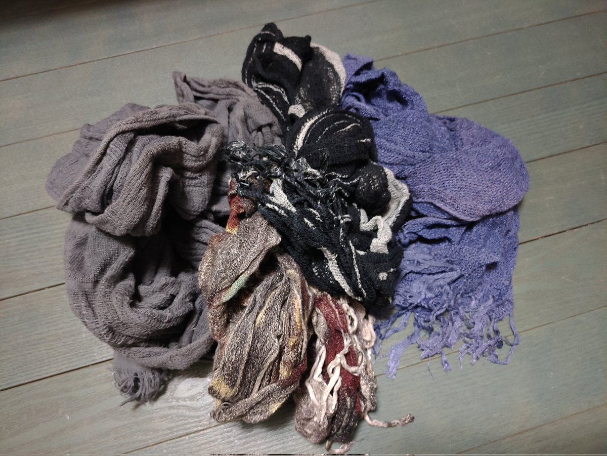 Declutteringdad's tweet photo. 断捨離その56。

歯磨き粉（使い切り）、首に巻くやつ、マフラーやら帽子やら、マグカップなど。

マグカップは20年以上第一線で使ってたやつ。最近コーヒーよごれが落ちなくなってきたのでさよならすることにしました。

お疲れさまでした！

#断捨離
#一日一捨
#捨て活 https://t.co/hDnCRkIvm1