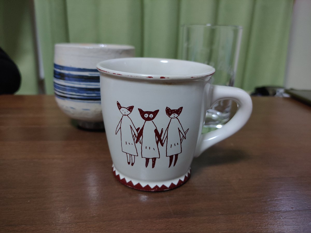 Declutteringdad's tweet photo. 断捨離その56。

歯磨き粉（使い切り）、首に巻くやつ、マフラーやら帽子やら、マグカップなど。

マグカップは20年以上第一線で使ってたやつ。最近コーヒーよごれが落ちなくなってきたのでさよならすることにしました。

お疲れさまでした！

#断捨離
#一日一捨
#捨て活 https://t.co/hDnCRkIvm1
