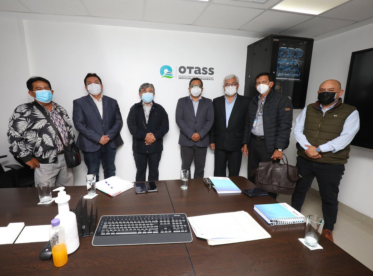OtassPeru's tweet photo. #OtassInforma 💦  El director ejecutivo, Ing. @HectorBarredaD, se reunió esta tarde con el secretario general de la #FENTAP, Luis Izarra, el secretario general de Sindicato Único de Trabajares de @EPSELLAMBAYEQUE Marco Castañeda, (1/5) https://t.co/l6WLVNgc0Q