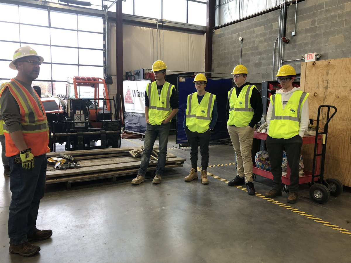 bolandtechmedia's tweet photo. Building Trades Pre-Apprentice students got a hands on experience learning how to safely and correctly build scaffolding @ABCKeystone @EtownAreaHS https://t.co/AZvB97mJwZ