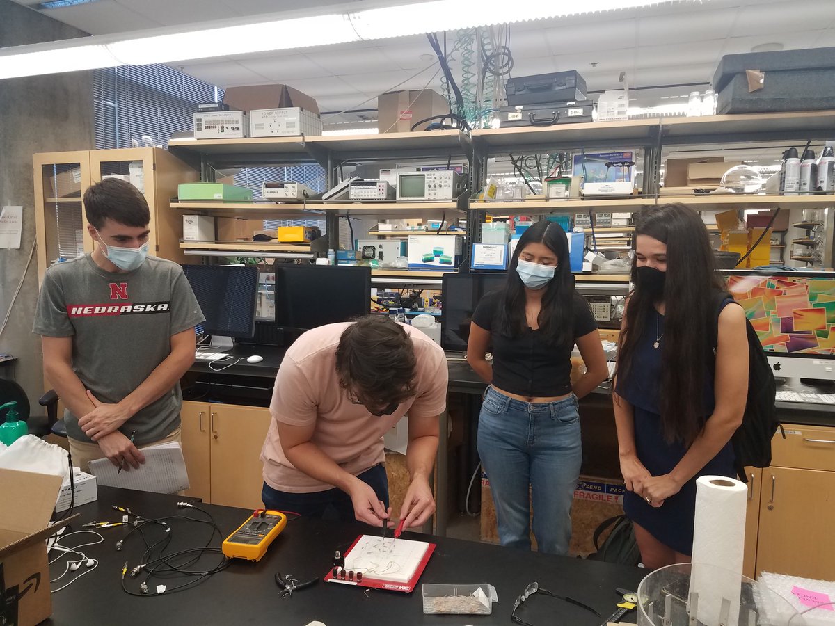 EspanolMalena's tweet photo. At Sadleir Lab prototyping an EIT system with @mirjeta_pasha, applied math graduate student Jacob Roarty, and #WAESO undergraduate students Lucia Ramirez and Brian Aguilar. #interdisciplinaryteams #diverseteams #appliedmath @ASUMathematics @ipi_asu https://t.co/s44gnRRtZB