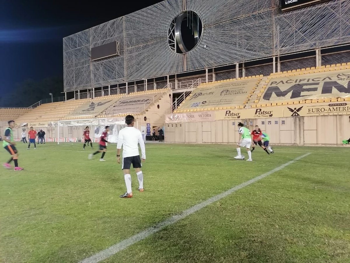noti_oax's tweet photo. #AlMomento final de torneo de futbol entre Lobos y Holanda Jr, organizado por @CONLABOROaxaca y @AlebrijesOaxaca, siempre en apoyo al deporte impulsando a los jóvenes en #Oaxaca. @DavidAguilarHe_ @AlebrijesOaxFB https://t.co/danQMIjtNg