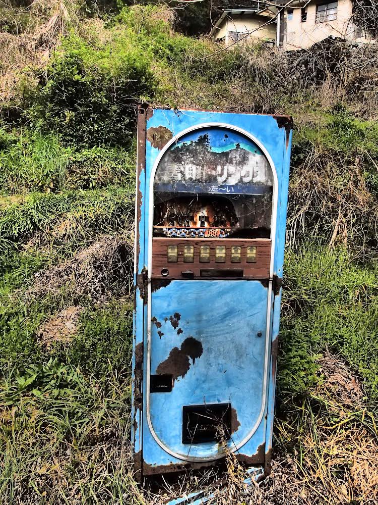 HiroTakeuchi's tweet photo. 主観的小景高知
A vending machine that quietly decays.
The scenery of the suburbs of Kochi City in Japan from my point of view and the interesting parts.
#vendingmachine
#oldvendingmachine
#decay https://t.co/WyfKqEQxUr
