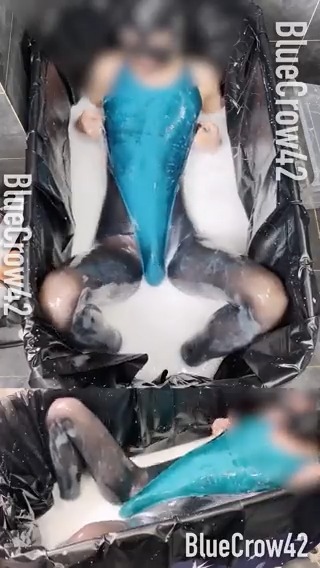 動画プレビュー: 粘液play Part3
孔雀蓝的高叉接触了乳白色的粘液后,展现出了更加迷人的色泽……哦,差点忘了之