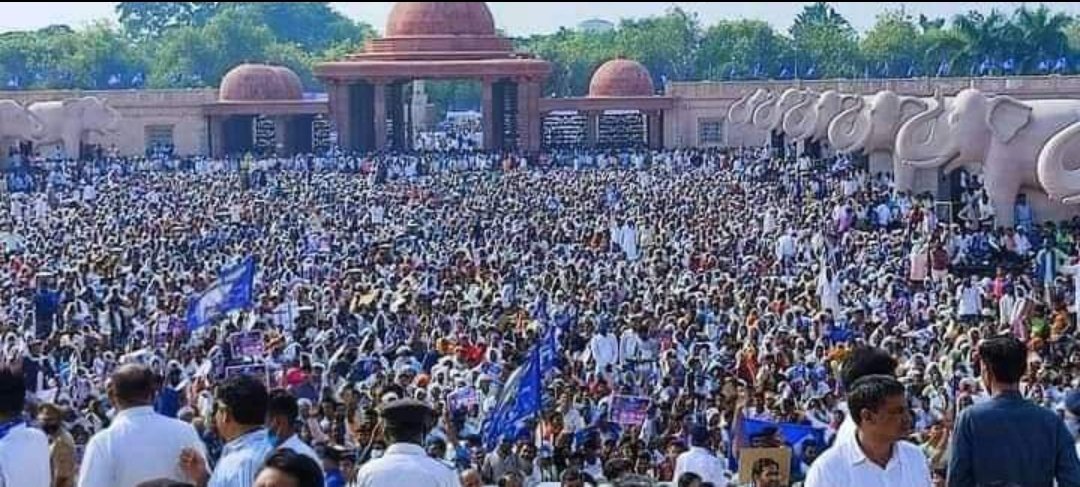 बसपा की क्या पहचान।
नीला झंडा हाथी निशान।