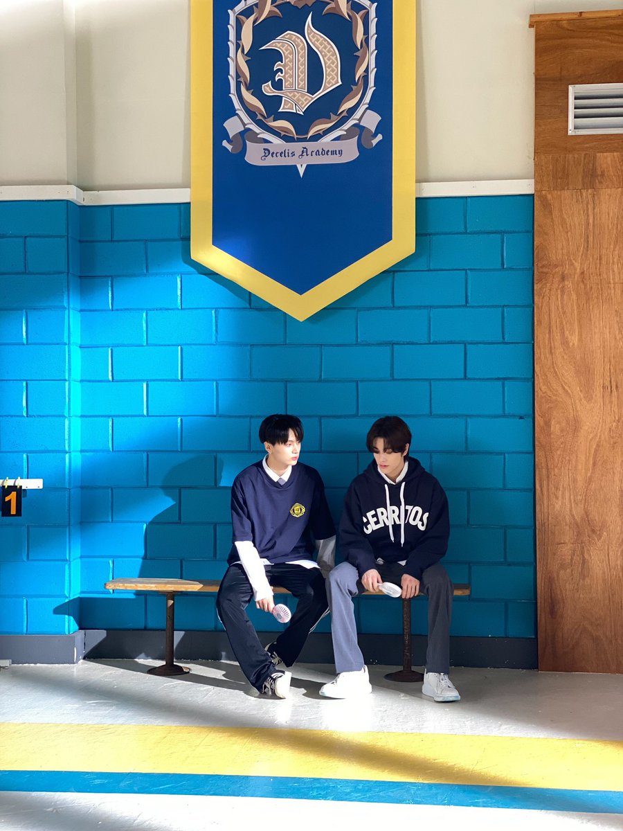 Vdd4X's tweet photo. ジェイクつくづく脚が長くて無理 https://t.co/C4IqdPOJhb