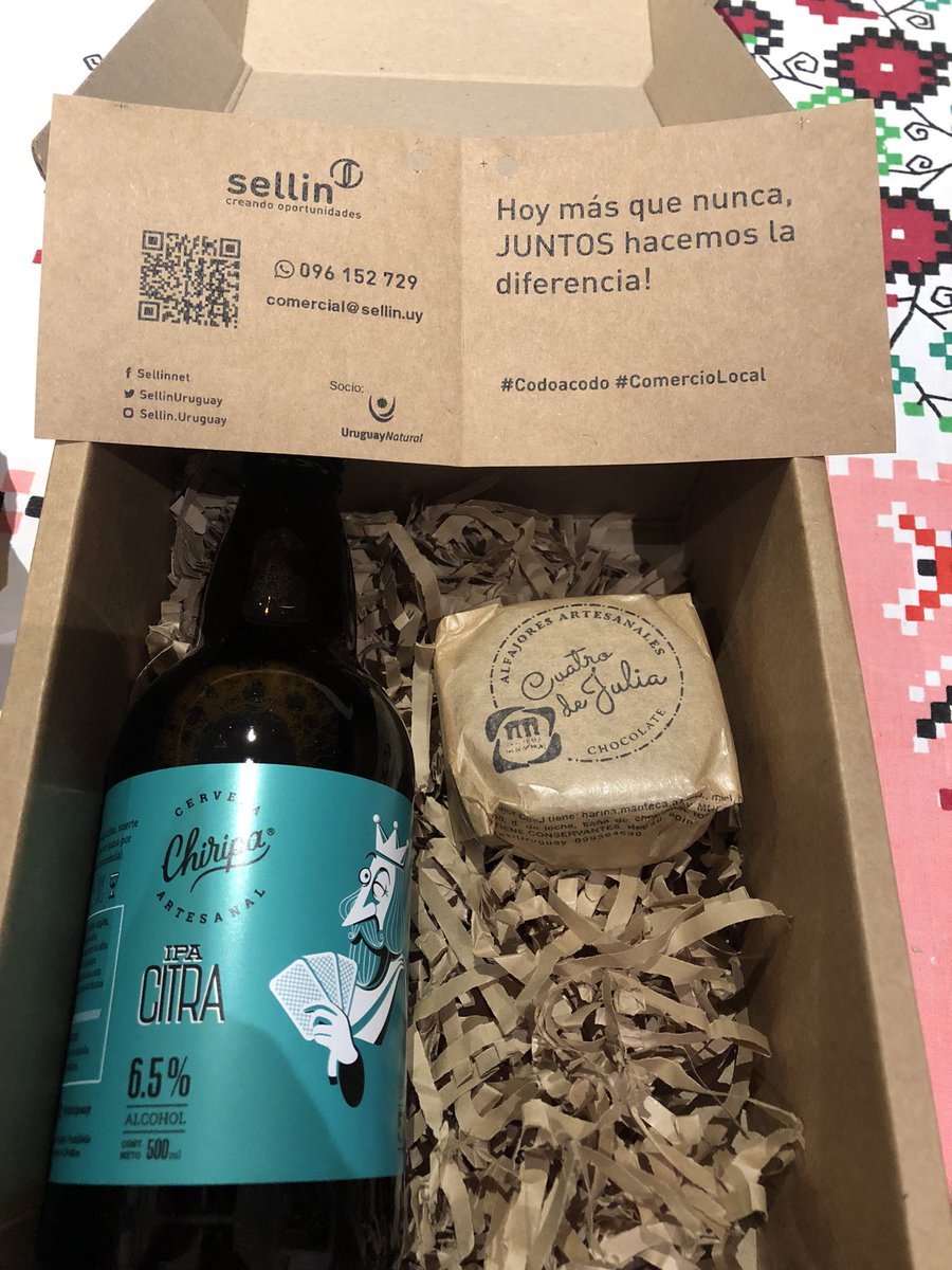 Hoy <a href="/marcebisio/">Marcela Bisio</a> como parte del consejo directivo de @ADPUGH_UY recibió un presente realizado por manos uruguayas, y están los increíbles alfajores de <a href="/CuatrodeJulia/">Cuatro de Julia</a> y la cerveza de <a href="/chiripauy/">Chiripa🍺</a> . <a href="/SellinUruguay/">Sellin</a>