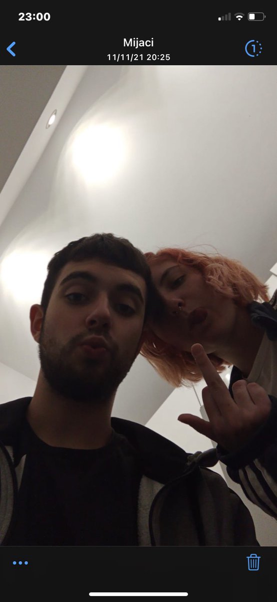 no tiene tw pero me suda la polla miradle es enano le amo