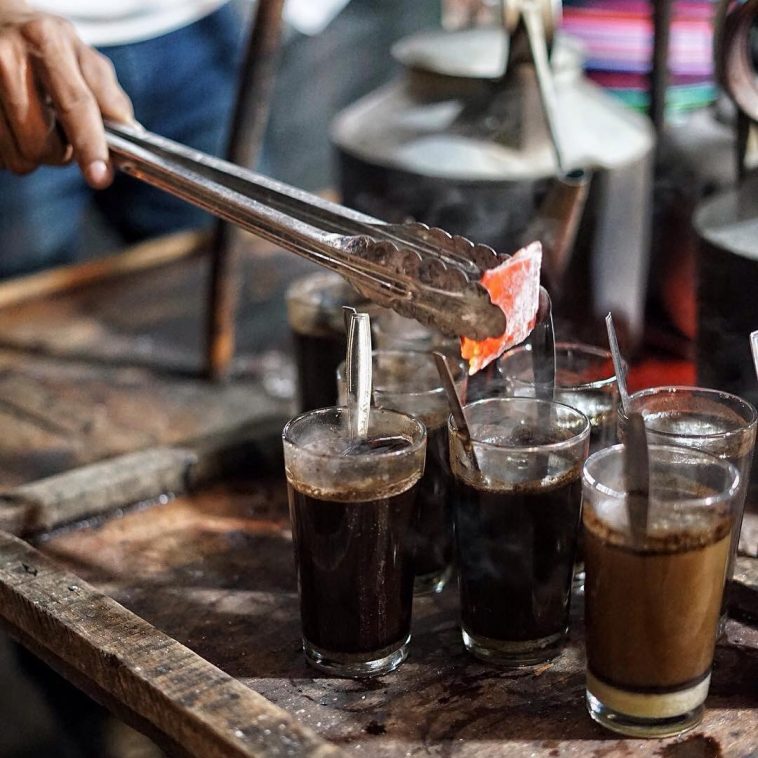 Kopi Joss khas Jogja Tidak seperti minuman kopi kekinian,kopi Joss memiliki cara unik dalam penyajiannya. Sebelum disajikan, Penjualnya akan memasukan bara api kedalam gelas kopi yg akan di minum.Istilah Joss krna bunyi arang yg membara dimasukkan ke kopi panas. #PuspitaNagari