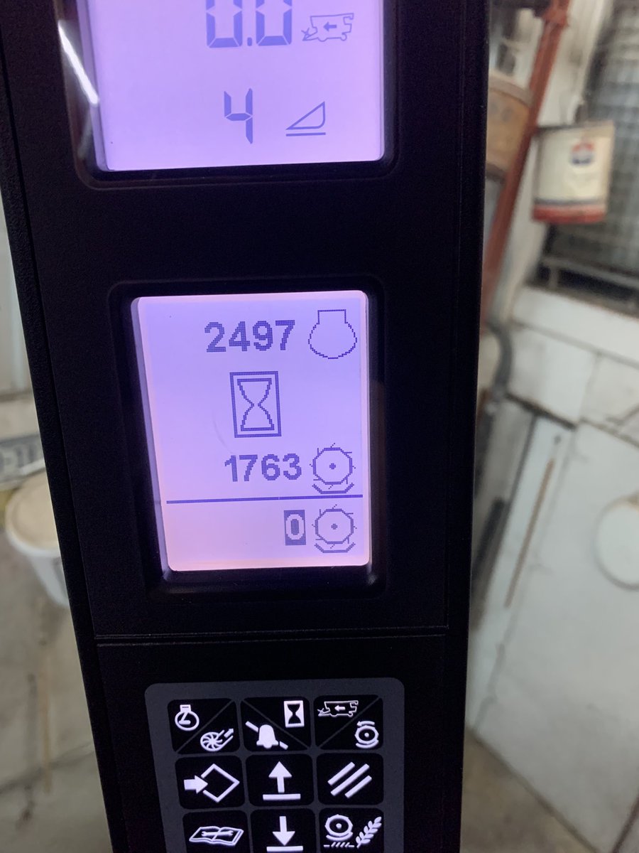 farminmostly's tweet image. 2011-7088 For sale $120k.  Pro 600 monitor, manual fold Mauer grain extension. 520/85R42 Duals. 2 speed feeder house, rock trap,through dealer shop every year.