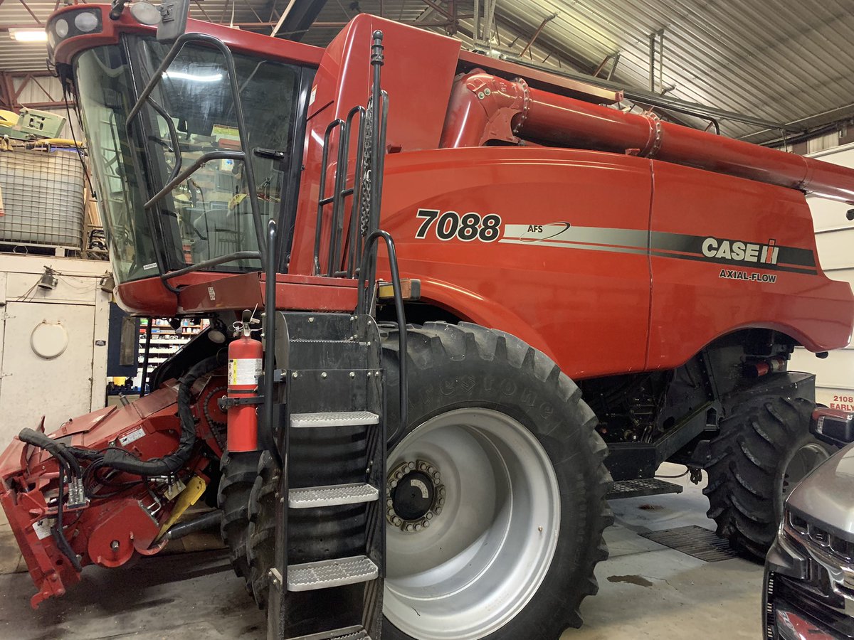 farminmostly's tweet image. 2011-7088 For sale $120k.  Pro 600 monitor, manual fold Mauer grain extension. 520/85R42 Duals. 2 speed feeder house, rock trap,through dealer shop every year.