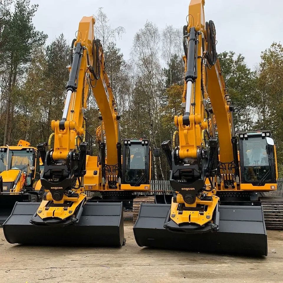 engcon_uk's tweet photo. A pair of all new @JCBmachines 245XR with engcon EC226 tiltrotators fitted for @GreenshieldsJCB. Installed by our friends at @arbgear πππ¬π§πΈπͺ #engcon #EC226 #Tiltrotator #JCB #245XR https://t.co/lYUq4bghDu
