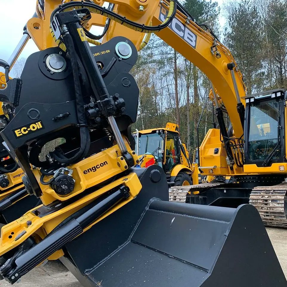 engcon_uk's tweet photo. A pair of all new @JCBmachines 245XR with engcon EC226 tiltrotators fitted for @GreenshieldsJCB. Installed by our friends at @arbgear πππ¬π§πΈπͺ #engcon #EC226 #Tiltrotator #JCB #245XR https://t.co/lYUq4bghDu