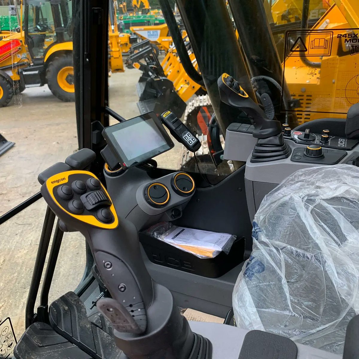 engcon_uk's tweet photo. A pair of all new @JCBmachines 245XR with engcon EC226 tiltrotators fitted for @GreenshieldsJCB. Installed by our friends at @arbgear πππ¬π§πΈπͺ #engcon #EC226 #Tiltrotator #JCB #245XR https://t.co/lYUq4bghDu
