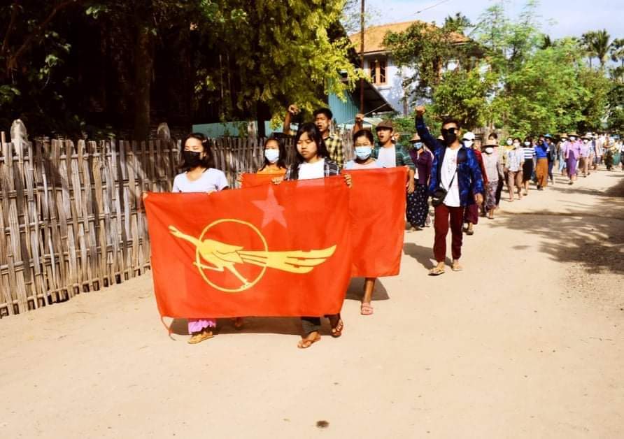 parmouk's tweet photo. An anti-coup revolutionary coalition strike in Sagaing Region by marching pro-democracy villagers from Yinmabin and Salingyi as usual. 🪧  #Nov16Coup #TortureToDeathByJunta #WhatsHappeningInMyanmar https://t.co/1srgJuS2Lw