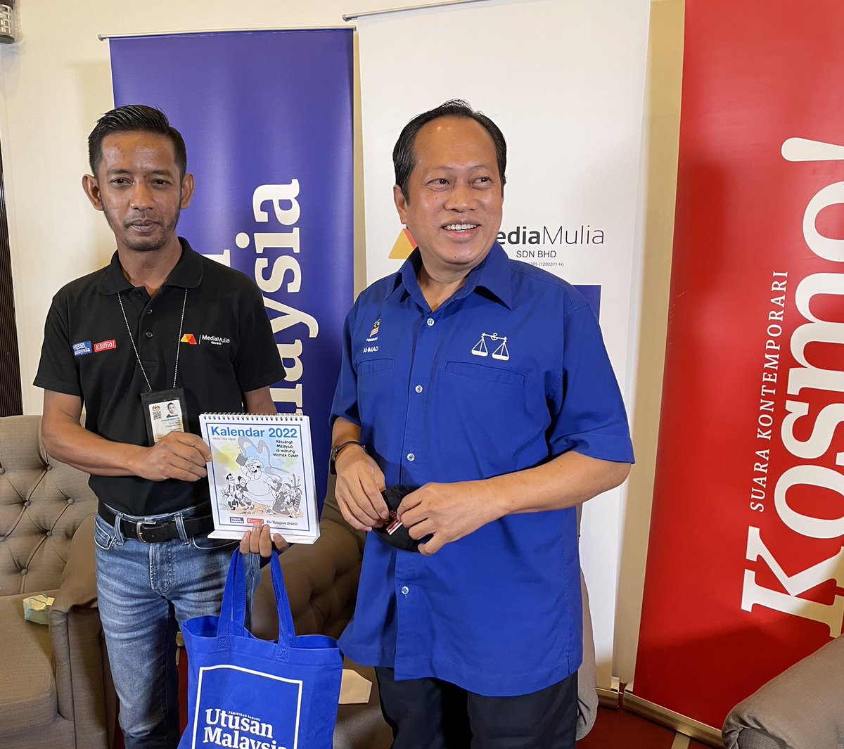 ahmadmaslan's tweet photo. Tkasih #Utusan & #Kosmo yg temuramah saya hari ini dlm #FBlive
Saya sebut ada terima laporan drpd 2 calon #BN #BarisanNasional & 1 Presiden parti #FriendsOfBN ttg aktiviti parti lawan BN yg beri wang kpd pengundi #PRNMelaka
Hentikanlah❗️sbb ianya melanggar peraturan @sprgovmy https://t.co/uzoiJyeWzN