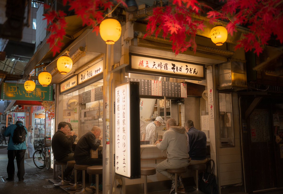tokyovisite's tweet photo. L’automne à Tokyo bien résumé ici entre le rouge des érables, les bols de nouilles pour se réchauffer et les petits passages éclairés aux lanternes car il fait nuit tôt https://t.co/fsLwwJzGRz