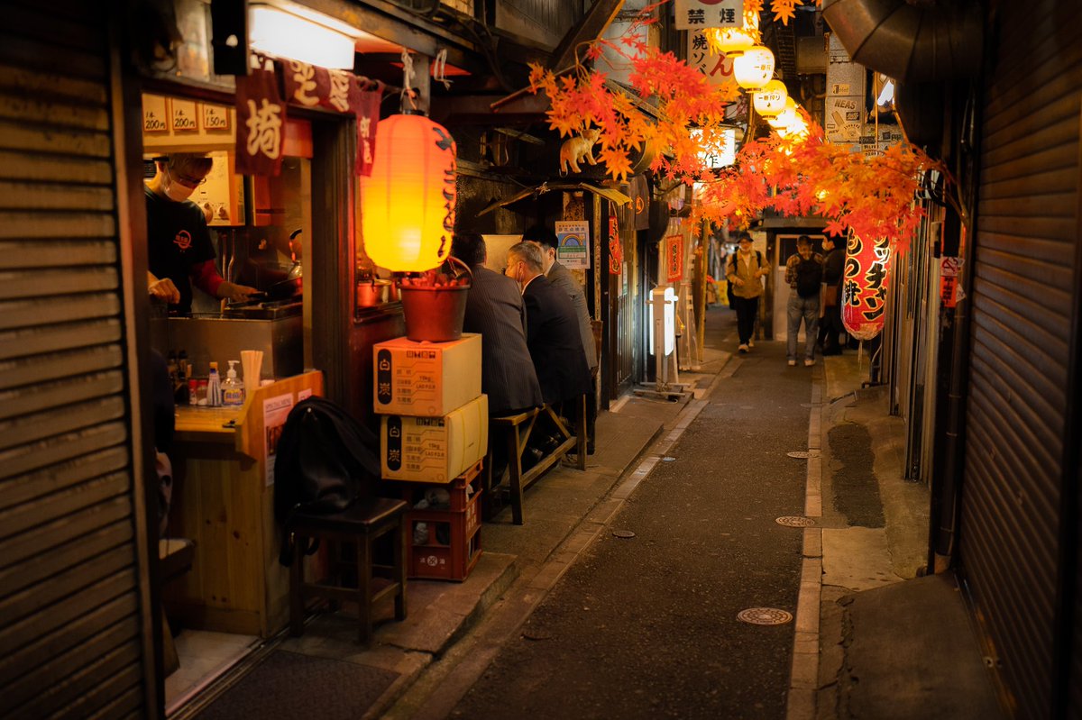 tokyovisite's tweet photo. L’automne à Tokyo bien résumé ici entre le rouge des érables, les bols de nouilles pour se réchauffer et les petits passages éclairés aux lanternes car il fait nuit tôt https://t.co/fsLwwJzGRz