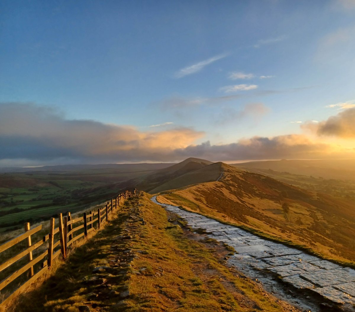 CountryfileMag's tweet photo. Mam Tor, Castleton in Derbyshire taken recently by Robert Baines #BBCountryfileMagPOTD https://t.co/SRLAv4tqHn
