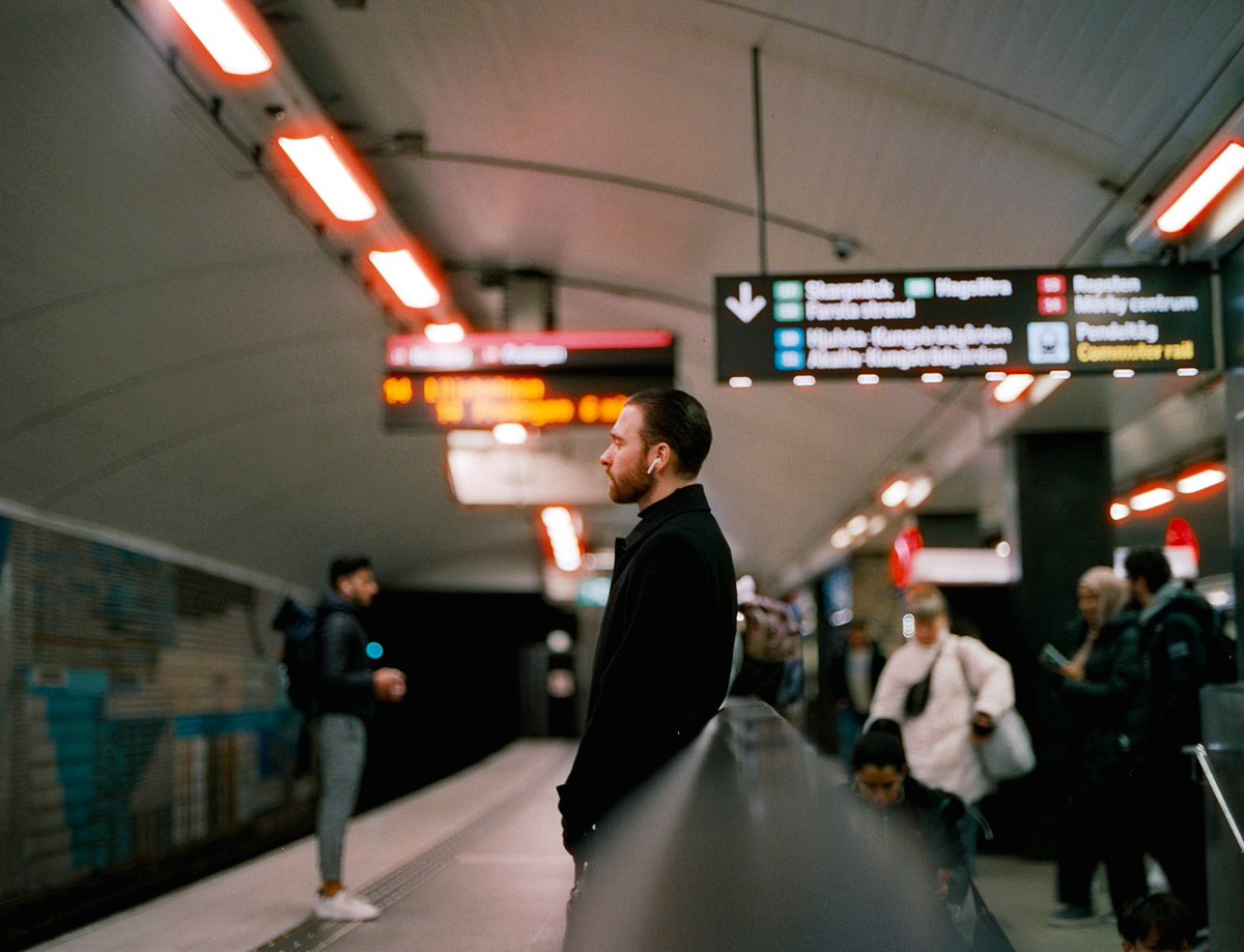 SmedjaPhoto's tweet photo. Recently got a Mamiya 645 with 80/1.9. So fun to be able to shoot in low light with 120 film. Here is a few from the first roll #cinestill800t #streetphotography #filmphotography https://t.co/L8SFZ8Xut0