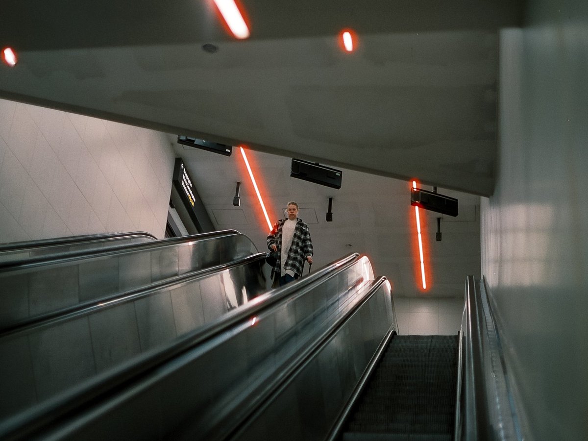 SmedjaPhoto's tweet photo. Recently got a Mamiya 645 with 80/1.9. So fun to be able to shoot in low light with 120 film. Here is a few from the first roll #cinestill800t #streetphotography #filmphotography https://t.co/L8SFZ8Xut0