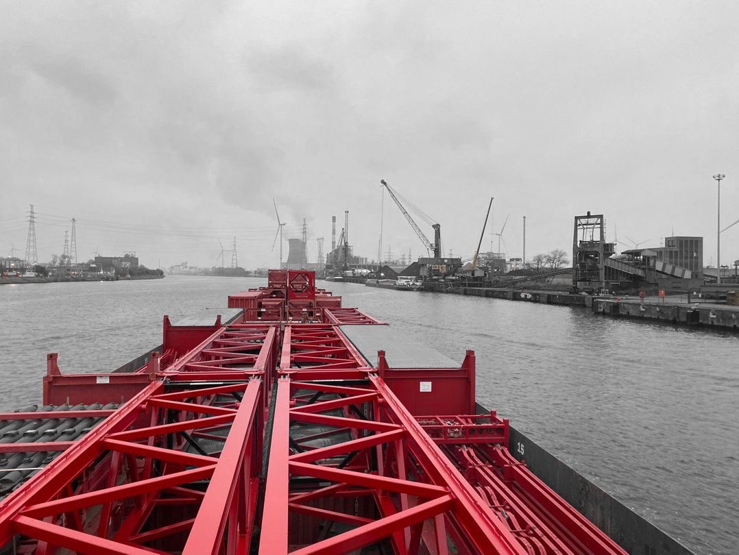 Onze projectafdeling brengt via het water een beetje kleur op een grijze dag als vandaag