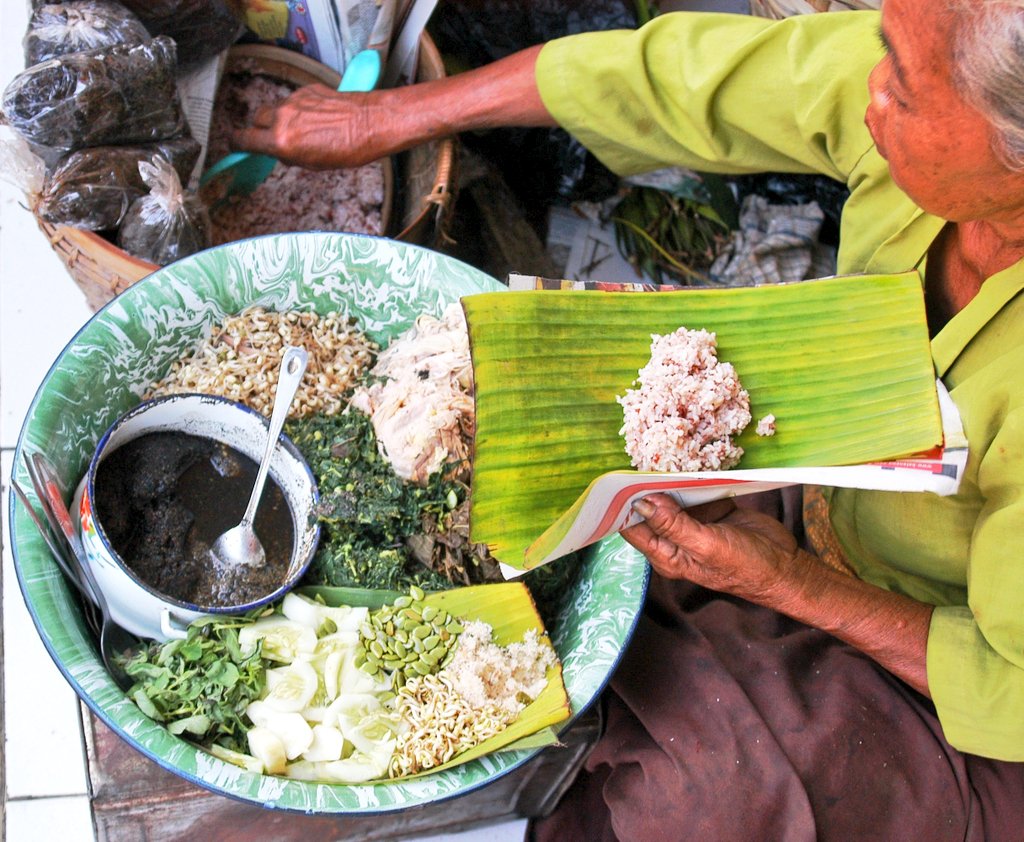 arieparikesit's tweet photo. Pecel ndeso ala Solo, bukan pakai dressing bumbu kacang tapi wijen hitam, dimakan dengan nasi merah. https://t.co/MRm0NV3IuG