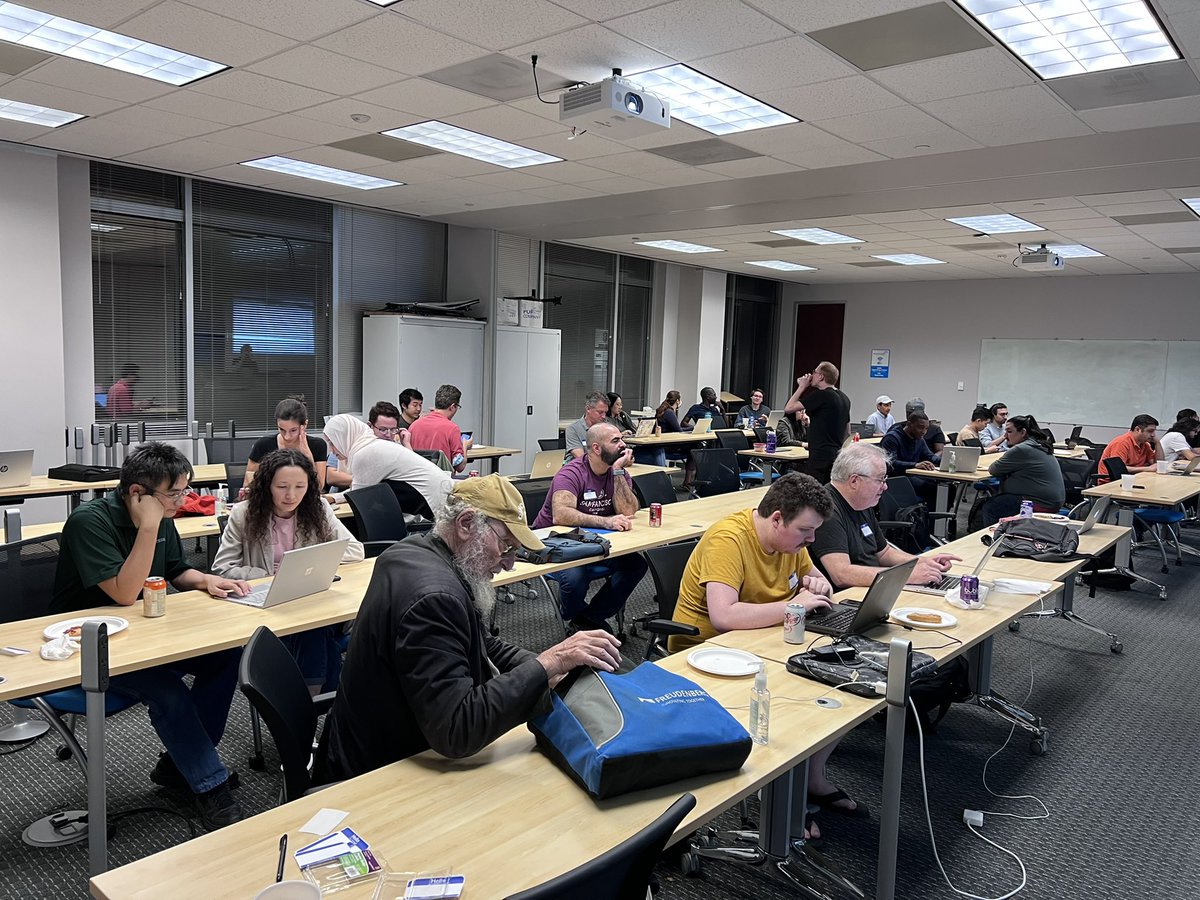 BarnuevoLeo's tweet photo. At @freeCodeCamp Houston Code&amp;Pizza, meeting people like me that are passionate to code, wether if they’re beginners or experience. People of all ages and backgrounds. #freeCodeCamp https://t.co/3RhxvNsRs7