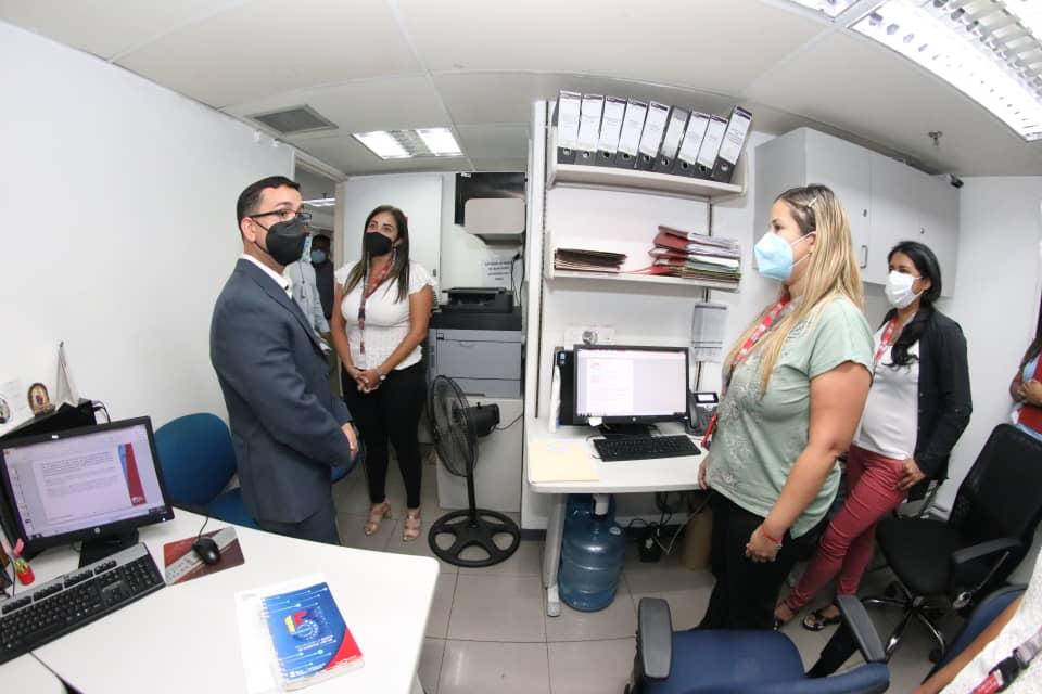 JohannAlvarez8's tweet photo. En los momentos difíciles es donde la creatividad aflora y se produce innovación, avance y nuevas tendencias.  
 
Me llena de orgullo ver como los trabajadores y trabajadores del @bcodeltesoro se esfuerzan para apoyar a esos emprendedores y emprendedoras a seguir adelante https://t.co/LxzTvIWkhN