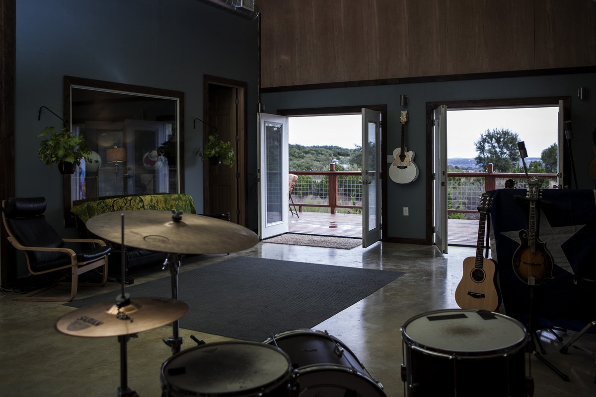 Looking for a destination studio to record at? 

This analog &amp; digital studio sits on 15 acres in the hills just outside of Austin, TX. It's perfect for artist retreats, bands to record, &amp; more. 

studiotime.io/l/plum-creek-s…