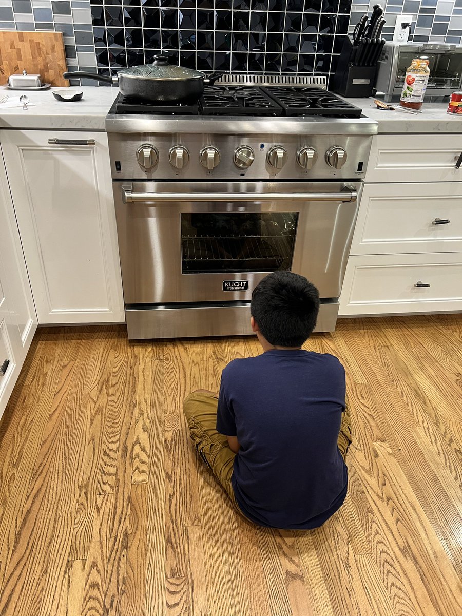 dajuanjohnson's tweet photo. We might be okay guys…
My son helped in the kitchen tonight. FINALLY found a recipe he wanted to help make. Now, he’s sitting in front of the oven watching it bake.
Gosh parenting is a rollercoaster. 🎢
#solidparent #minichef https://t.co/5E9ohNp0HX