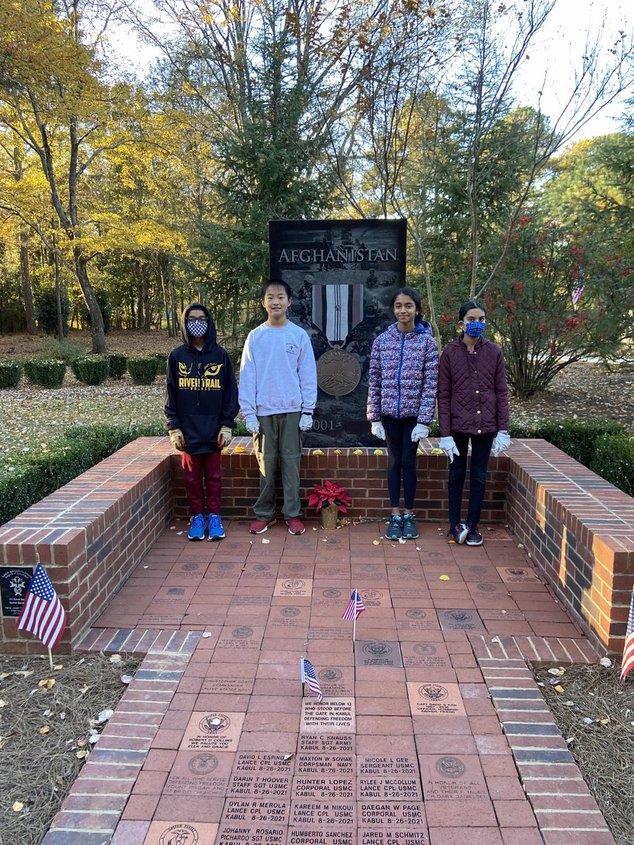 RiverTrailPTO's tweet photo. SPARKS Ambassadors take a trip across town to tidy up Veterans Memorial at Newtown Park on Sunday Nov 14. Ready with trash bags, they served the community while beautifying this place of honor. It was a cool and sunny autumn day perfect for making a difference! #rtmswolves https://t.co/k7ipq3HVS9