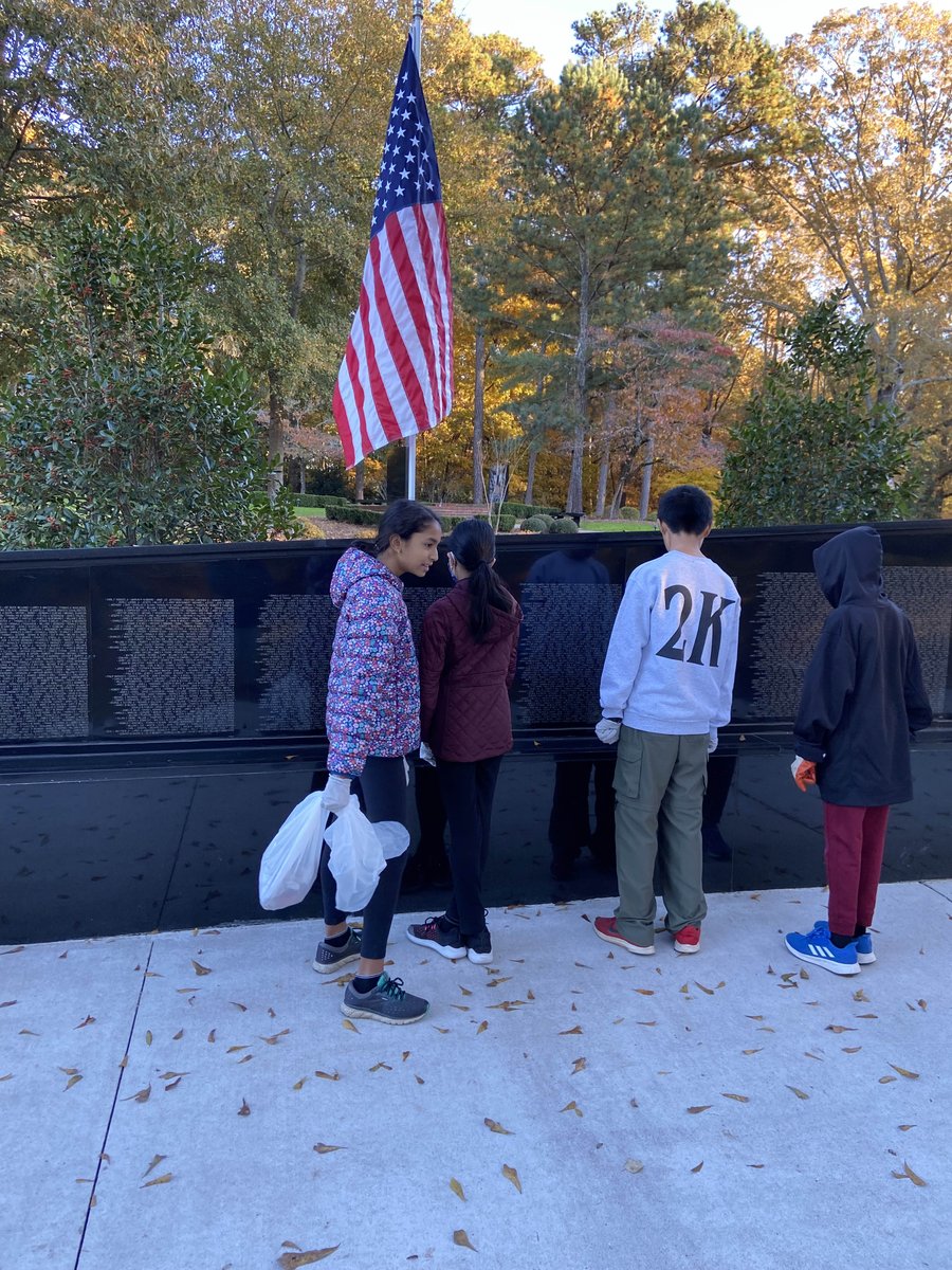 RiverTrailPTO's tweet photo. SPARKS Ambassadors take a trip across town to tidy up Veterans Memorial at Newtown Park on Sunday Nov 14. Ready with trash bags, they served the community while beautifying this place of honor. It was a cool and sunny autumn day perfect for making a difference! #rtmswolves https://t.co/k7ipq3HVS9