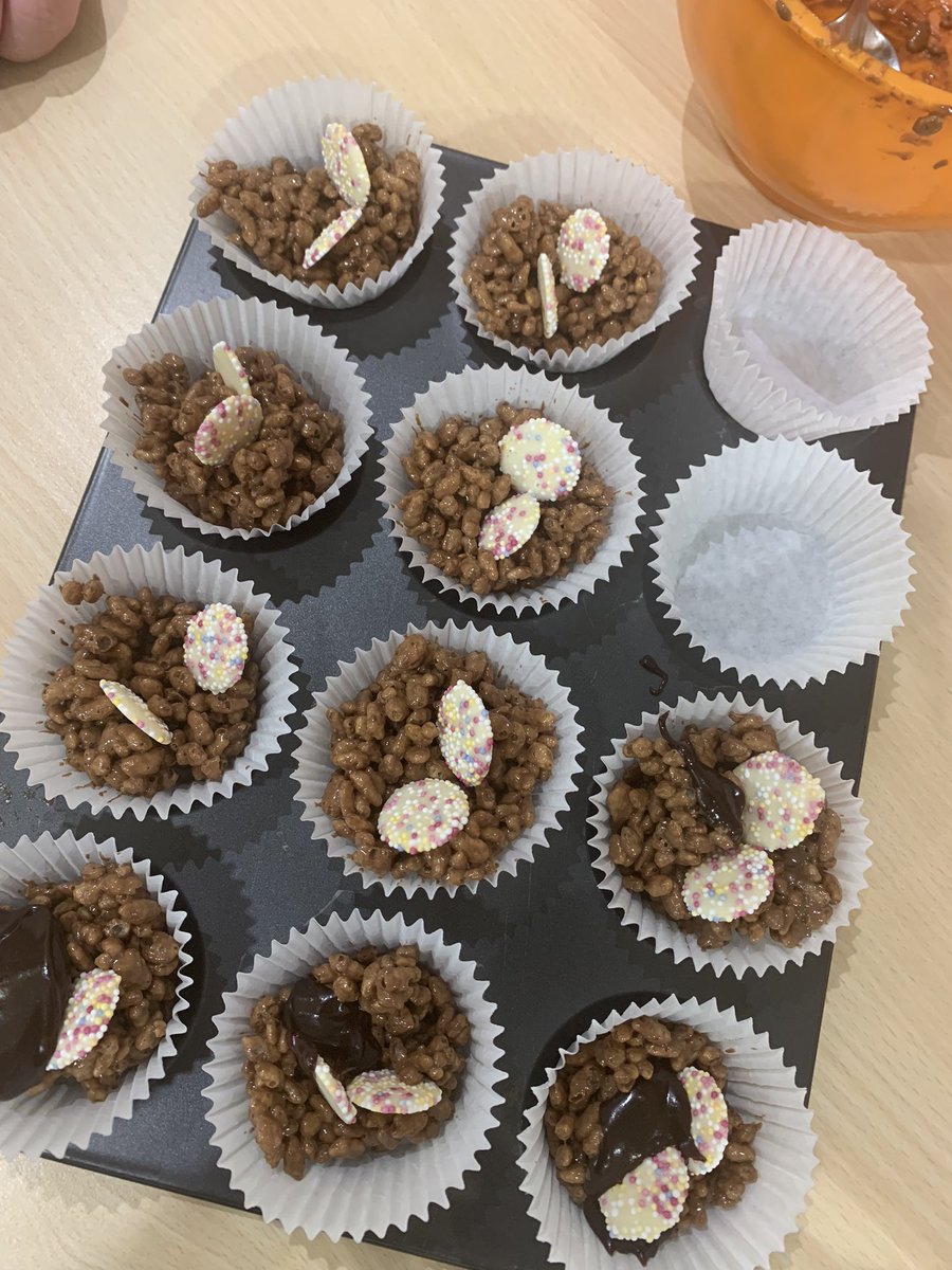 RMNlauren's tweet photo. Cornflake/rice krispie cakes on Griffin ward 🧁🧁 #GreatToBeGriffin https://t.co/ZVFFPGGoeR