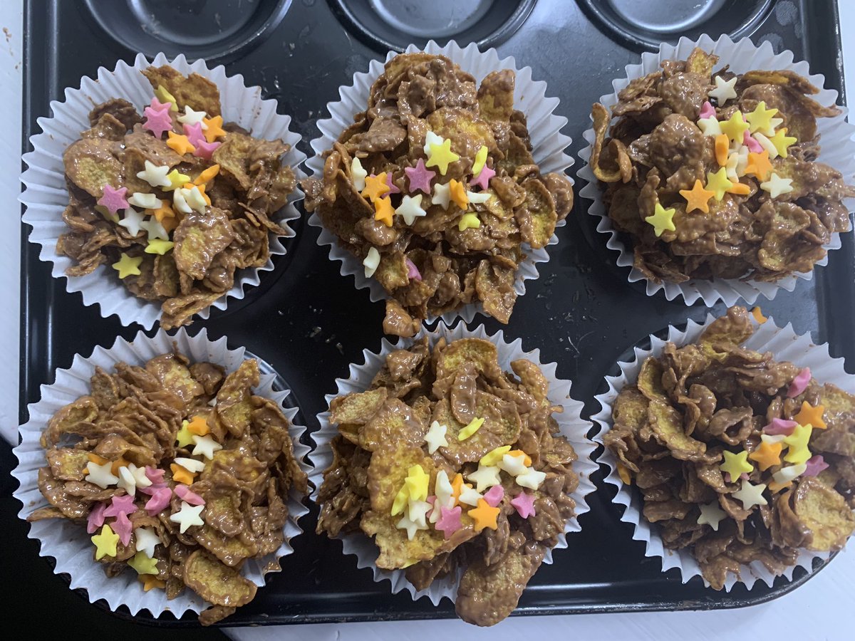 RMNlauren's tweet photo. Cornflake/rice krispie cakes on Griffin ward 🧁🧁 #GreatToBeGriffin https://t.co/ZVFFPGGoeR