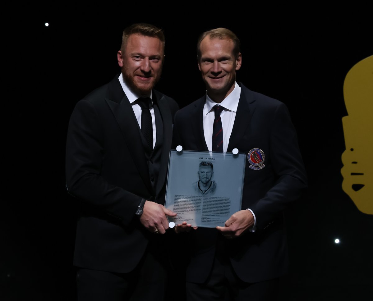 HockeyHallFame's tweet photo. Nicklas Lidstrom presents Marian Hossa with his Honoured Member plaque

#HHOF2020 | 📸 Dave Sandford/HHOF https://t.co/nzlIau9e4U