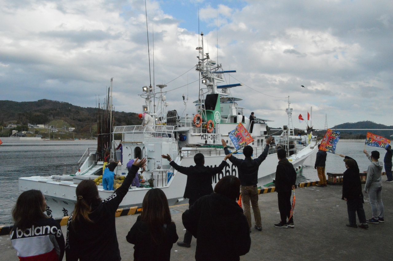 Kaku Q 続き １５日に水揚げしたのは３隻で 合わせて１トンにも満たなかった このうち宮崎県日南市の竜喜丸 １１９トン はこの日の水揚げで今季の漁を終え 魚市場や魚問屋 仕込みなどの多くの関係者に見送られながら気仙沼港を後にした T