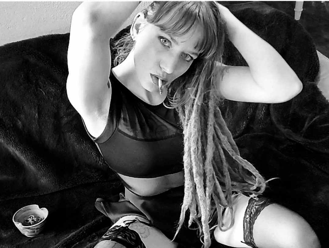 BillieBeeSmokin's tweet photo. Queen of Black Hearts π€π€π€ @BillieBeeSmokes #smoking #smokingvideo #smokingvideos #smokingqueen #smokinggoddess #smokinginbed #smokingmodel https://t.co/d5x159DSE0