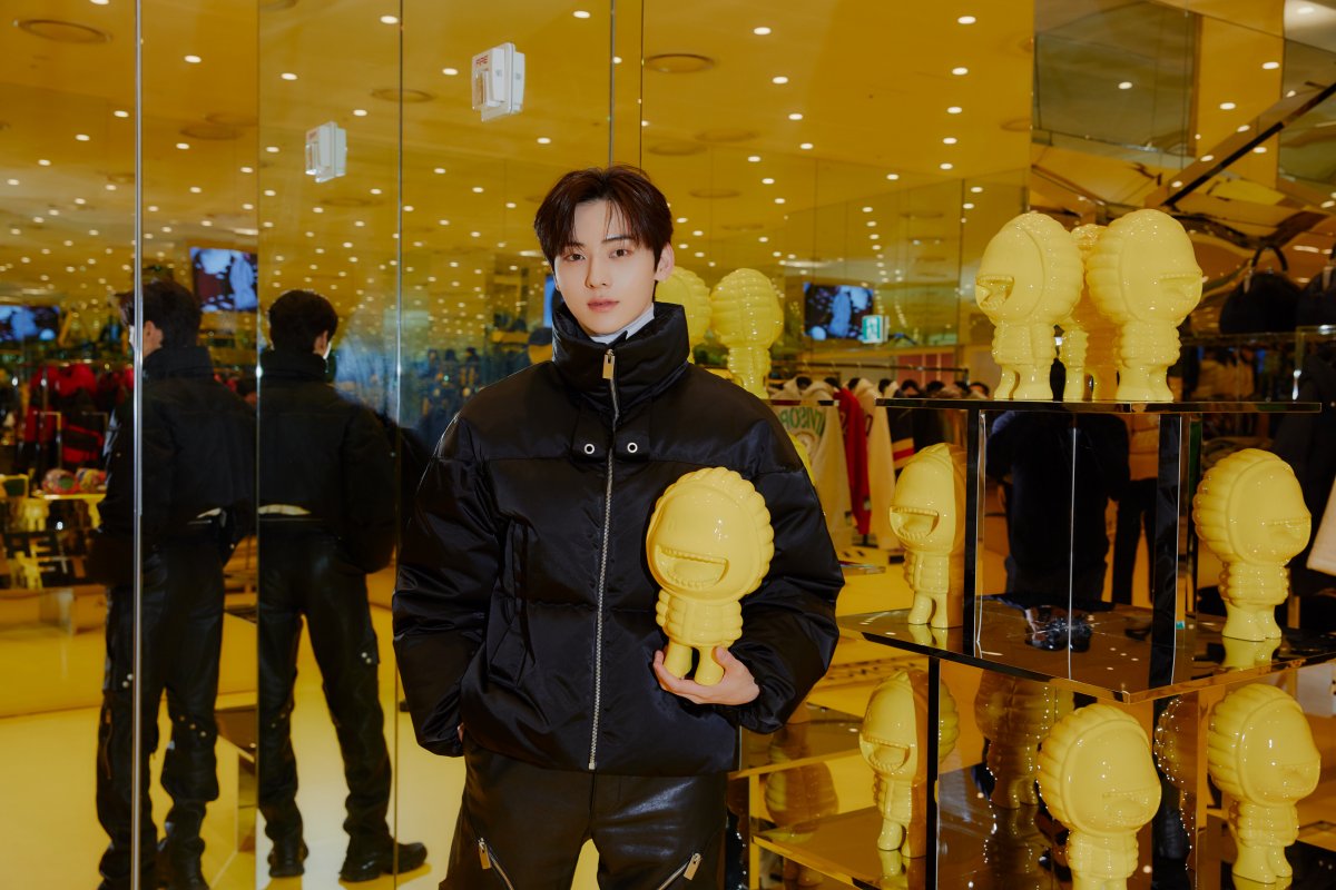 Supremepleasure's tweet photo. 몽클레르 하우스 오브 지니어스 팝업 스토어에 참석
몽클레르 앰버서더 황민현 #황민현 
https://t.co/2KpQIM2nMH https://t.co/oTCD0kIoAw