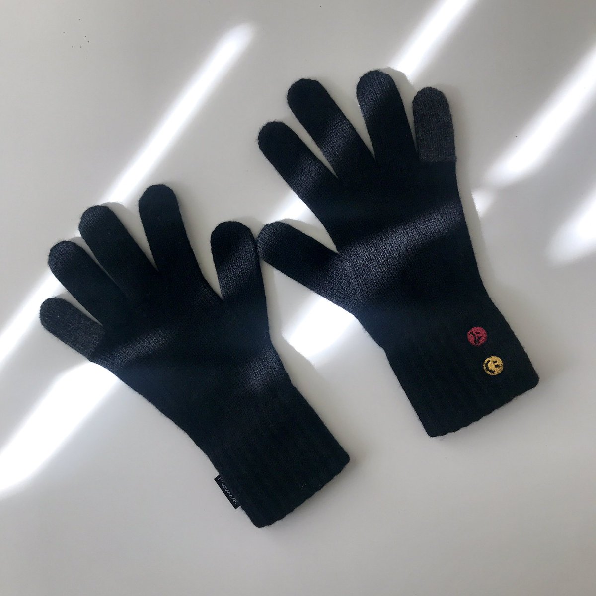 chopangi's tweet photo. 재작년에 만들었던 장갑 샘플을 발견했는데 갑자기 넘 이쁘네요..? 혹시 공구 진행하면 구매하실 분 있으실까해서 간단한 수요조사 해보겠습니다! 

만 원 중후반대 / 스마트폰 터치 가능 / 손목까지 감싸주는 두툼한 재질

홍보 많이 해주시면 제작 확률이 올라갑니다💙
타래에 투표 부탁드려요~! https://t.co/qNXRg2x3ya