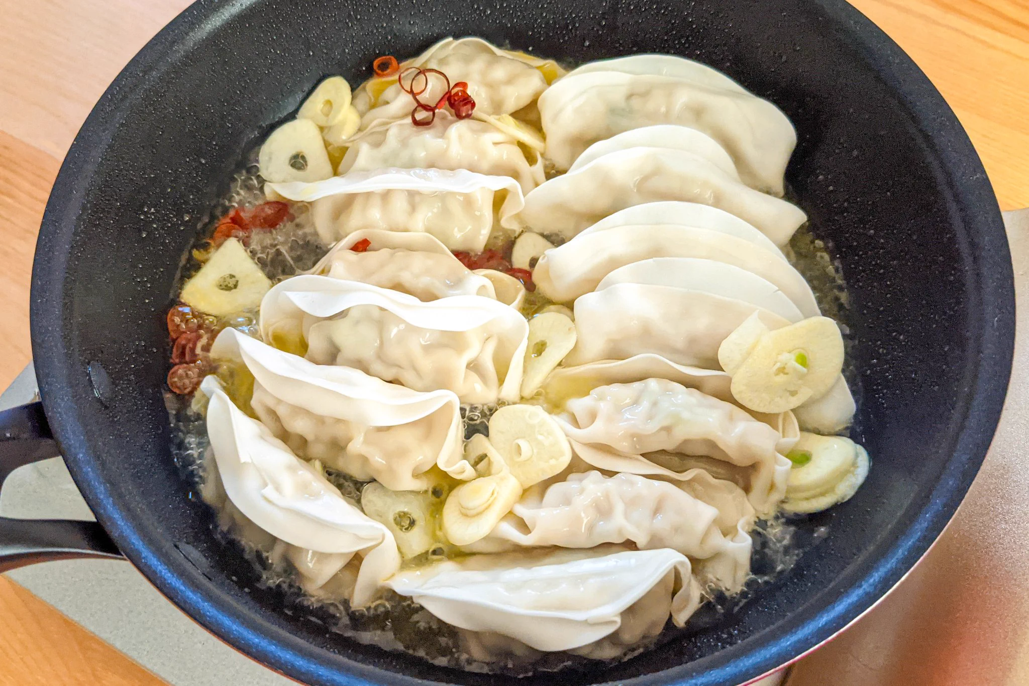 ペペロンチーノ風の味付けが美味しそう！餃子のアレンジレシピ！
