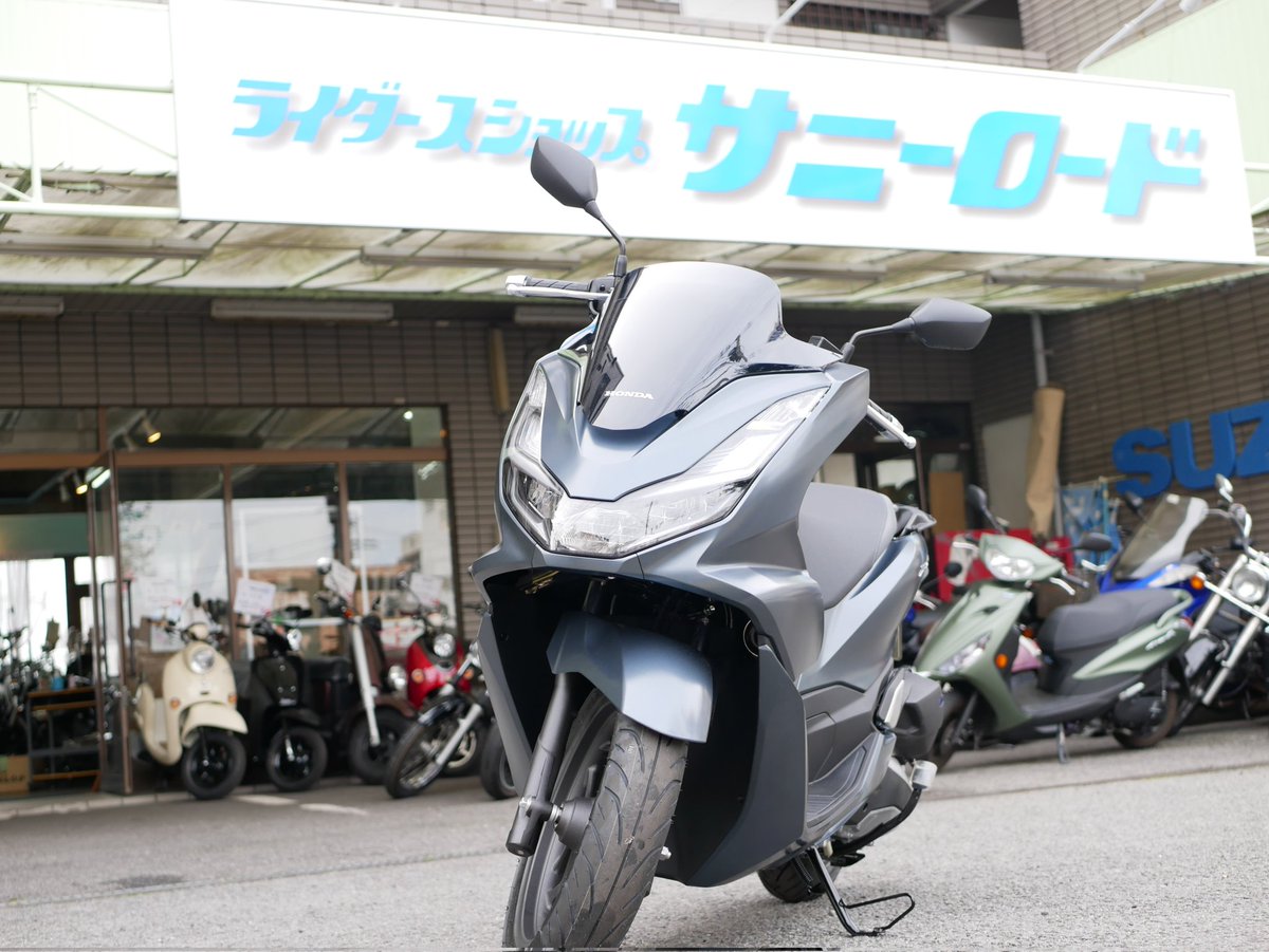 ridersshopsunny's tweet photo. 🛵🛵納車情報🛵🛵
PCX160
ホンダのご存知125スクーター❗ん⁉いえ、160スクーターです🎶
なので、高速ものれるんです!
それでいてコンパクト✨
ご納車おめでとうございました🌸
#ホンダ #PCX #スクーター #160cc #便利で快適 #納車情報 #サニーローダー #サニーロード #mjバイク #グーバイク https://t.co/s88Zrafw06