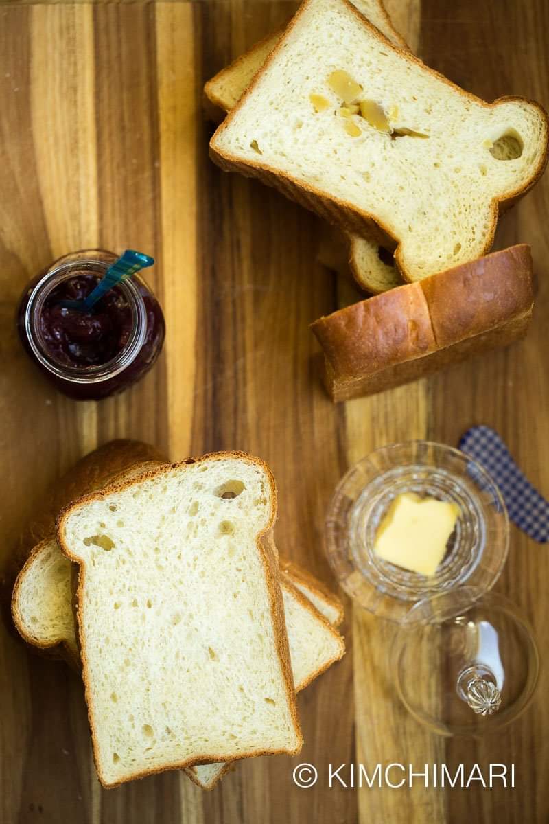 JJKimchimari's tweet image. Have you tried Milk Bread? 🍞 It's a wonderfully soft, pillowy white bread with flavors of milk, butter, and subtle sweetness. It's great for making sandwiches or even enjoying in thick slices with butter and jam!
#우유식빵 #milkbread #bread

kimchimari.com/milk-bread-asi…