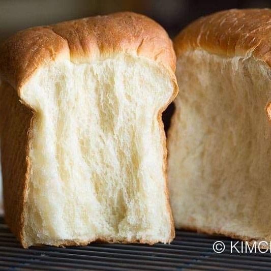 JJKimchimari's tweet image. Have you tried Milk Bread? 🍞 It's a wonderfully soft, pillowy white bread with flavors of milk, butter, and subtle sweetness. It's great for making sandwiches or even enjoying in thick slices with butter and jam!
#우유식빵 #milkbread #bread

kimchimari.com/milk-bread-asi…