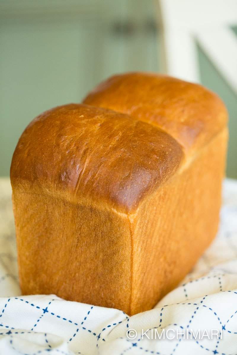 JJKimchimari's tweet image. Have you tried Milk Bread? 🍞 It's a wonderfully soft, pillowy white bread with flavors of milk, butter, and subtle sweetness. It's great for making sandwiches or even enjoying in thick slices with butter and jam!
#우유식빵 #milkbread #bread

kimchimari.com/milk-bread-asi…
