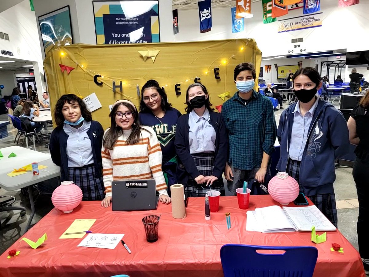 PattyHD2's tweet photo. Open-House @Ysleta_YWLA . Super multi-talented, outgoing, and supportive group of ladies! Thank you so much for helping out with Chinese Booth! #Transformers 💛💚💙 https://t.co/LBQS2K2ex3